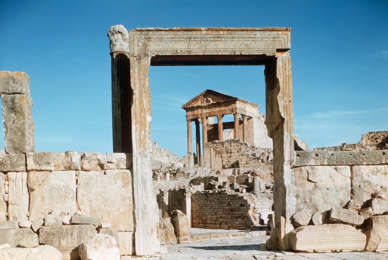 Tunisia, Dougga, romerske ruiner av Capitol sett gjennom Dar el Acheb-portalen av Benjamin Baud