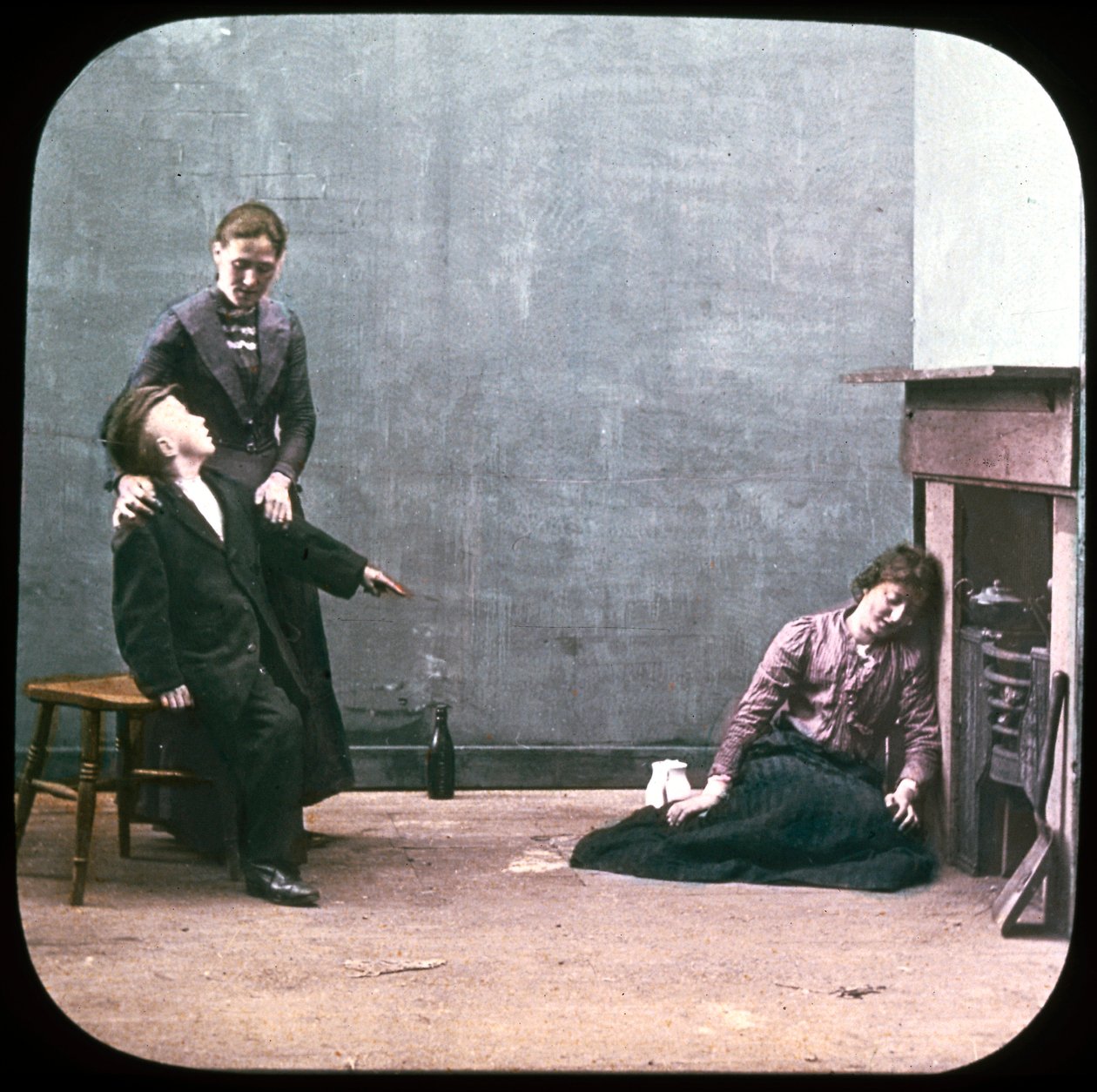 To kvinner og gutt foran peisen, ca 1895 av Unbekannt