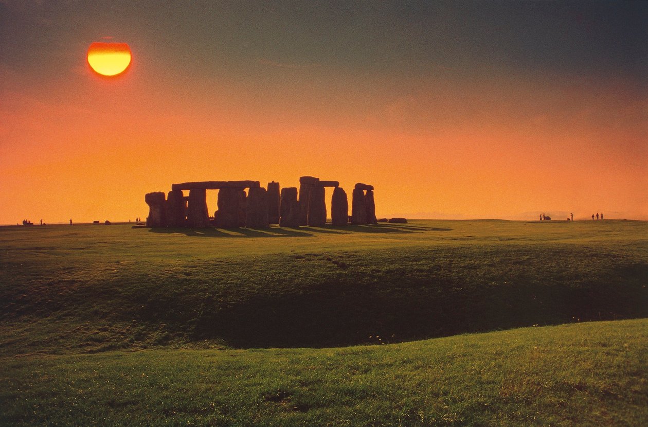 Storbritannia, England, Wiltshire County, Stonehenge, bronsealder, megalittisk monument ved solnedgang av Benjamin Baud
