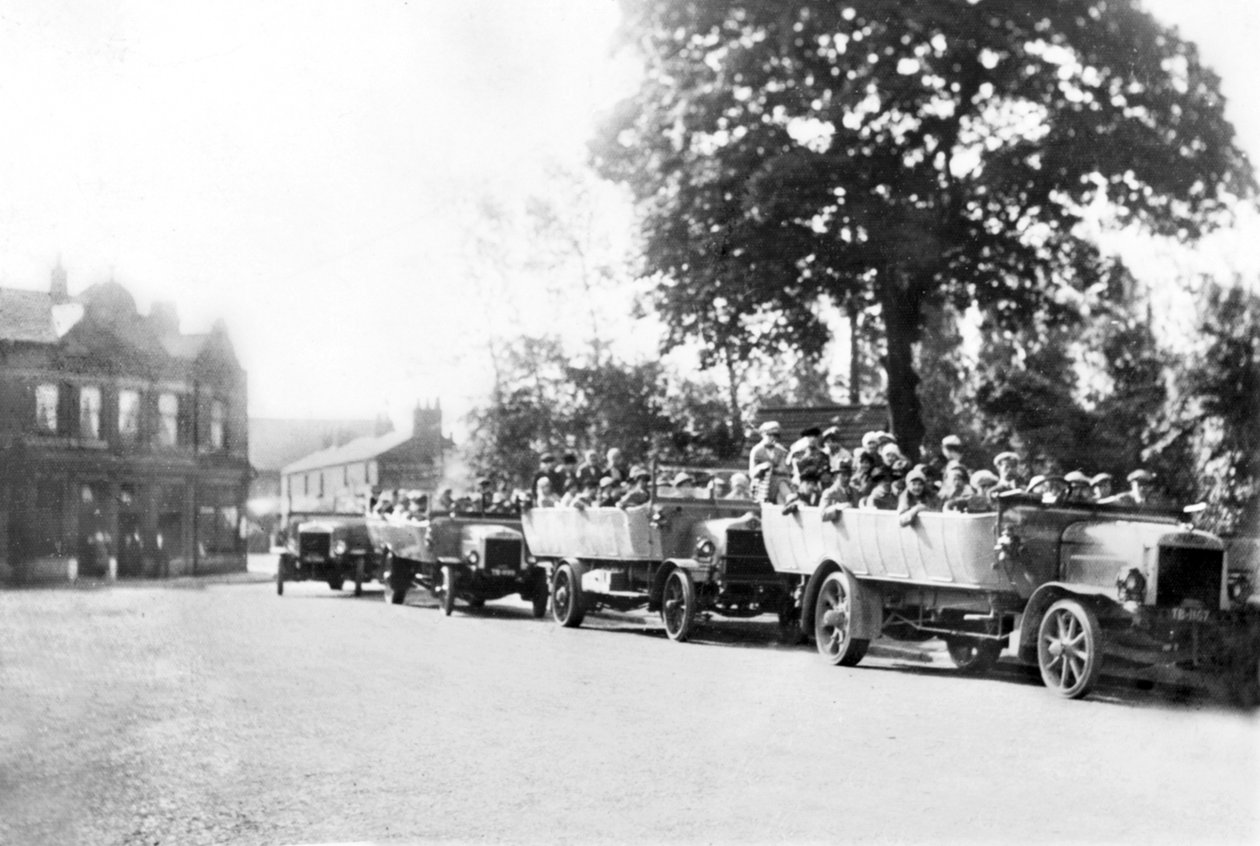 Storbritannia: En linje med Charabancs i sentrum. Poynton, Cheshire, c1925 av Unbekannt