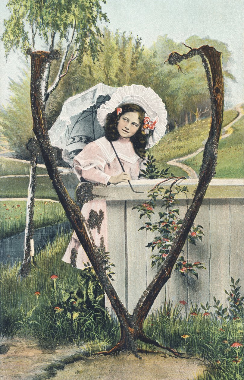 V: En ung jente kledd i en rosa kjole, en hodeplagg på hodet, en paraply i hånden står i landlige omgivelser - Alfabettegn Ref Th. E., L. Theochrom - Serie 994. Theodor Eisman, forlegger , Leipzig av Unbekannt