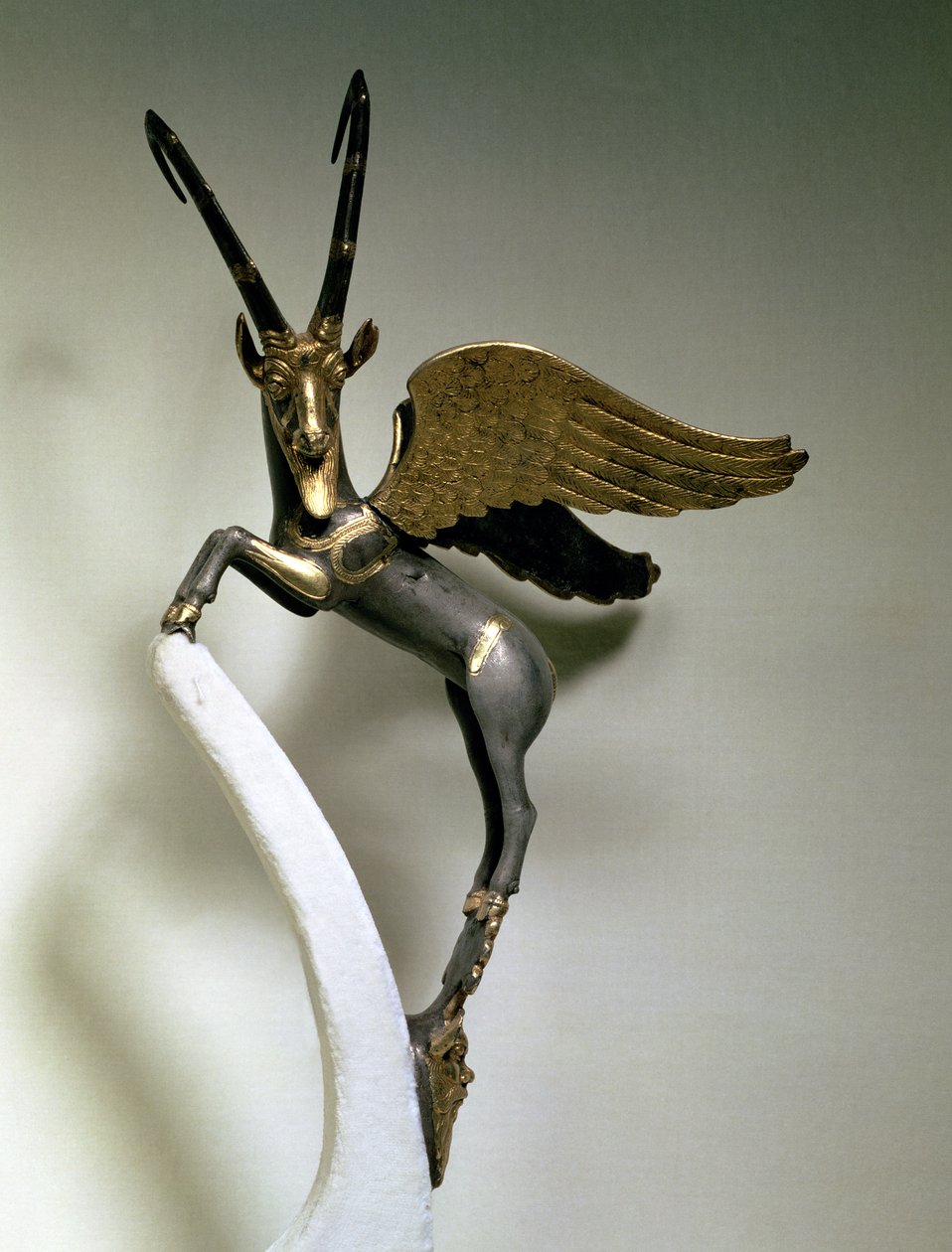 Vasehåndtak i form av en bevinget steinbukk, Achaemenid Period, fra Iran, ca. 500 f.Kr. (gull og sølv) av Unbekannt