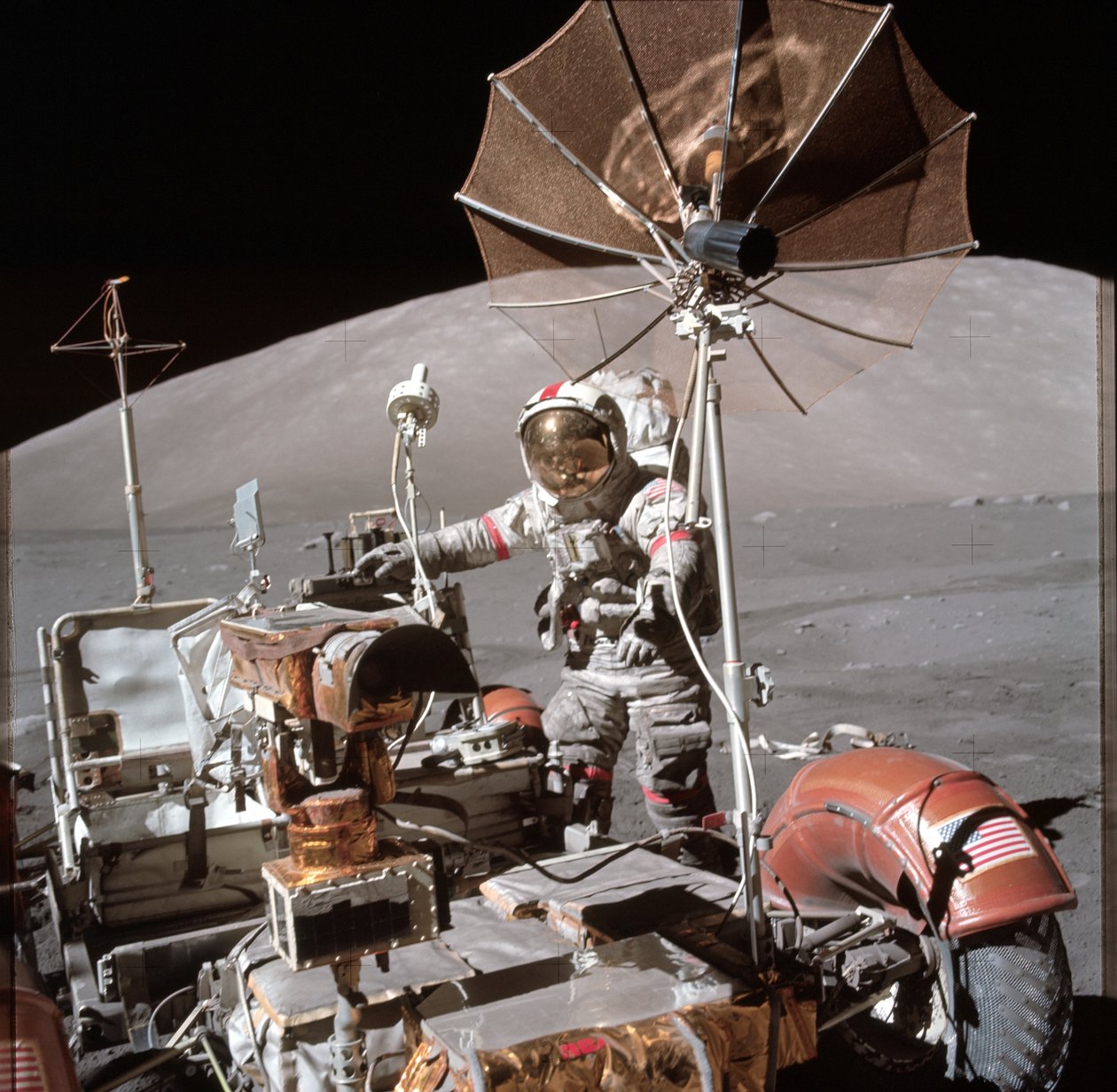 Utsikt over astronaut Eugene Cernan ved siden av månekjøretøy under EVA av Unbekannt