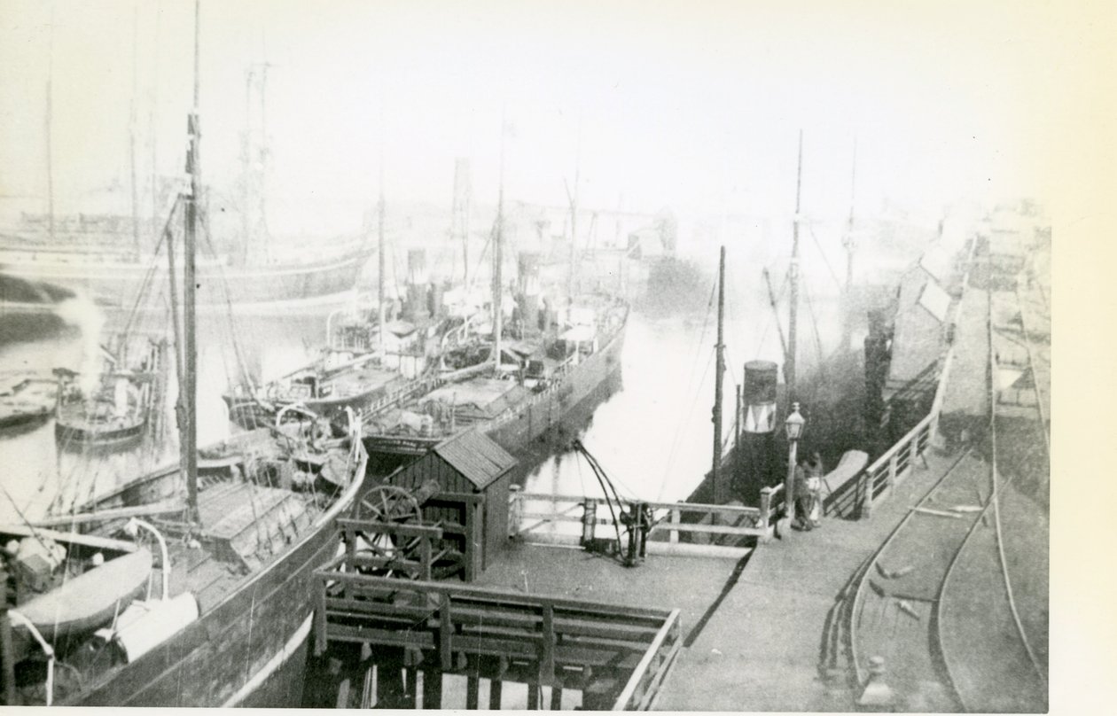 Utsikt over Blyth Harbour ser nedstrøms med mange fartøyer som venter på å laste av Unbekannt