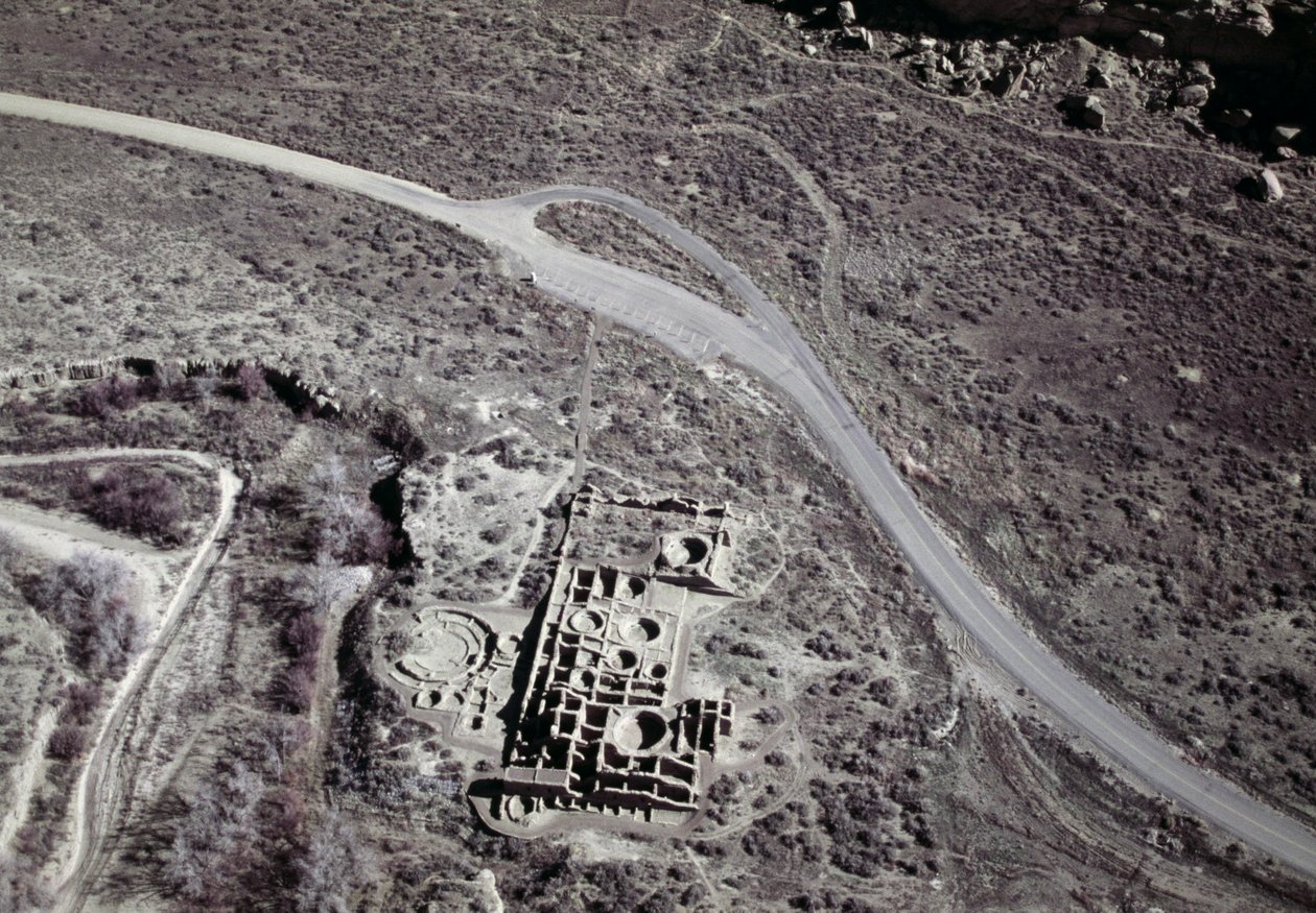 Utsikt over en gammel bosetning Anasazi, Chaco Ruins Culture National Park, Chaco Canyon, New Mexico, USA, Anasazi-sivilisasjonen av Benjamin Baud