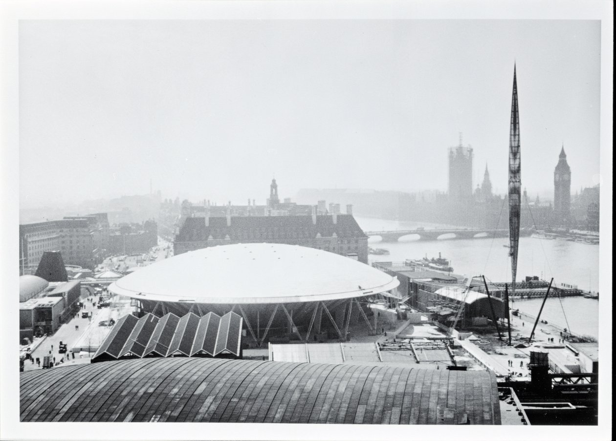 Utsikt over Dome of Discovery bygget for Festival of Britain, åpnet 4. mai 1951 (s/hv-bilde) av Unbekannt