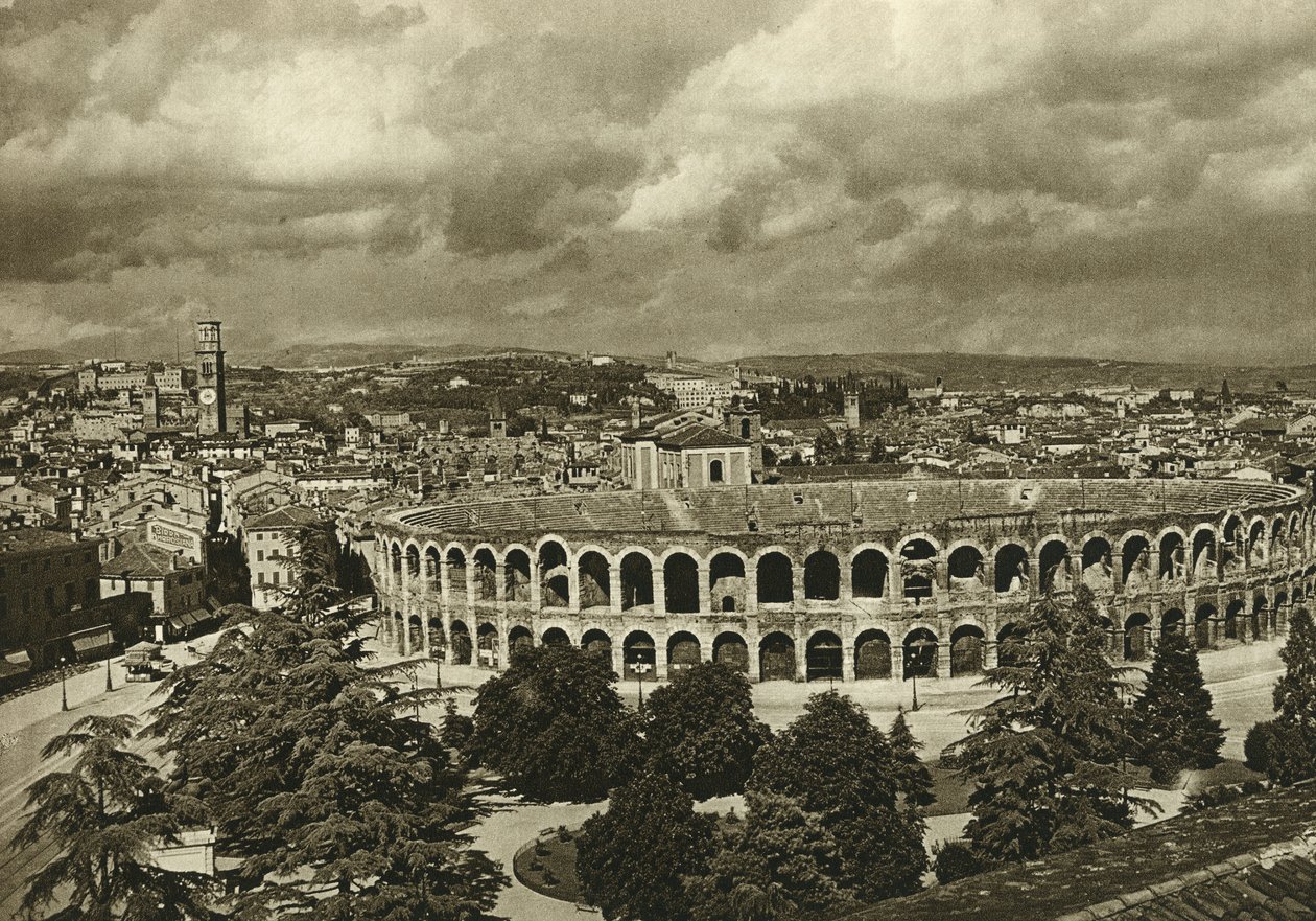 Utsikt over arenaene, den romerske amfiteateren og byen Verona i 1925 av Unbekannt
