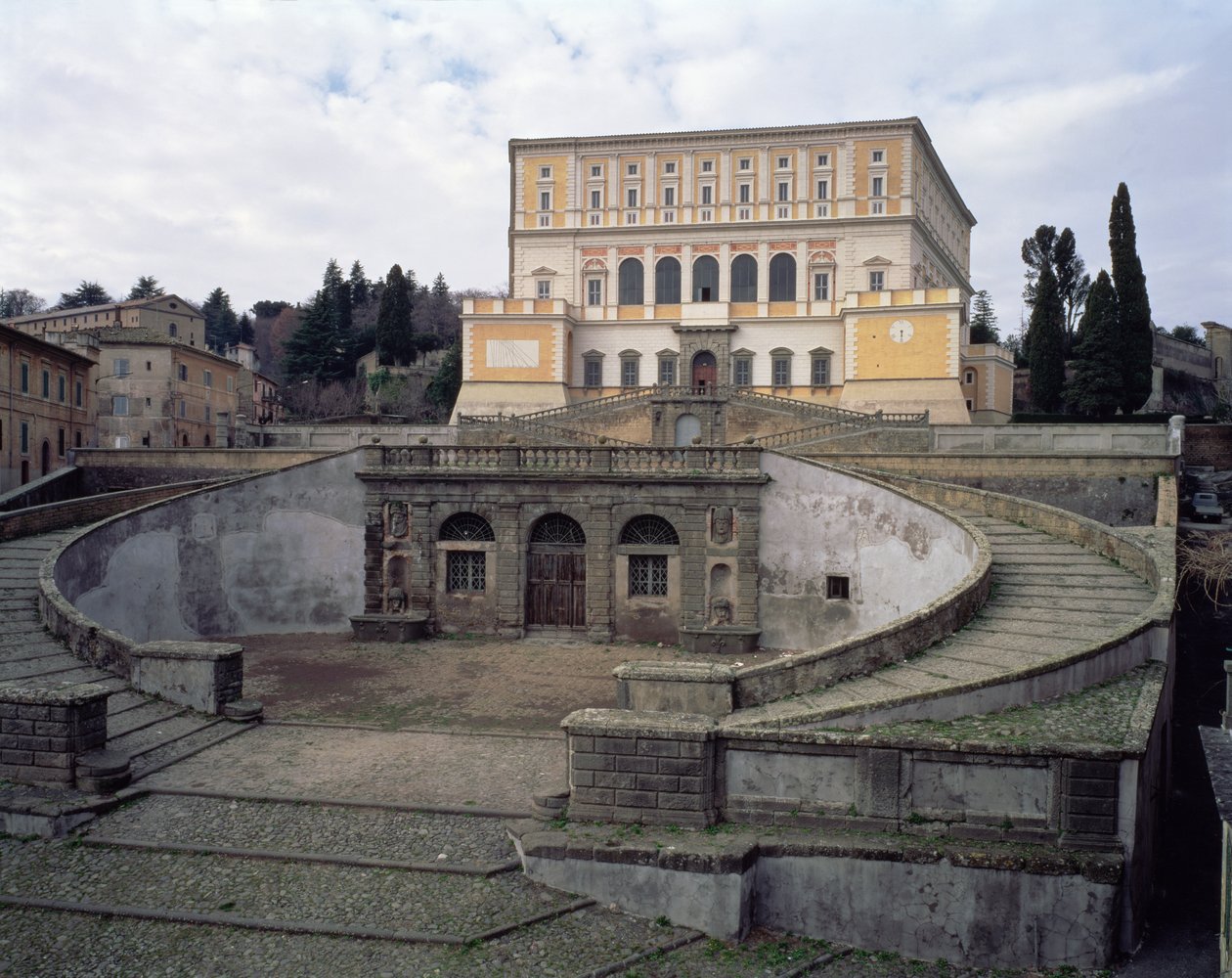 Utsikt over fasaden, forgården og trappen, designet av Jacopo Vignola (1507-73) og hans etterfølgere for kardinal Alessandro Farnese (1546-92) 1557-83 (bilde) av Unbekannt