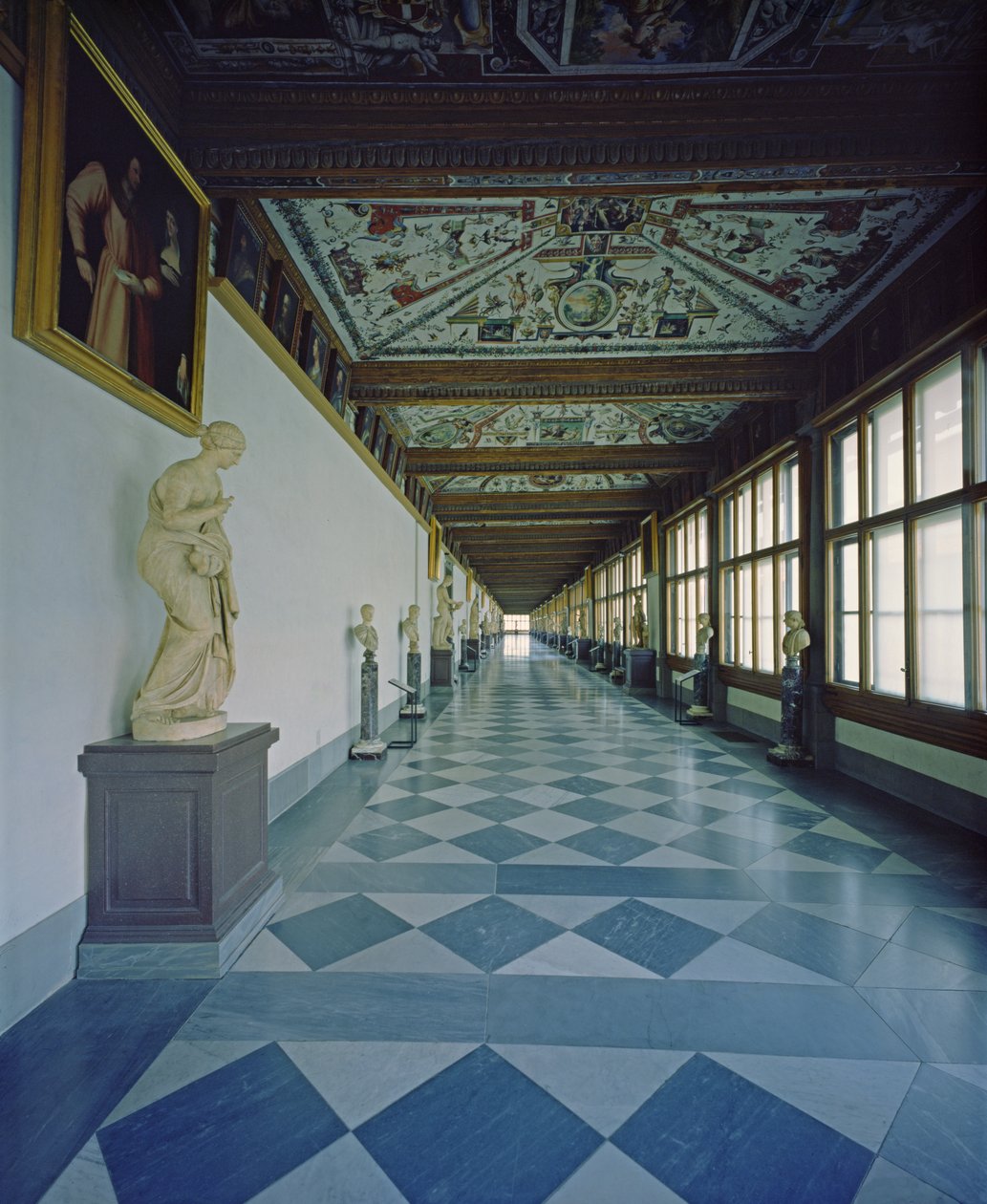 Utsikt over den første korridoren, designet av Vasari (1511-1574) og Bernardo Buontalenti (1531-1608) 1560-80 (bilde) av Unbekannt