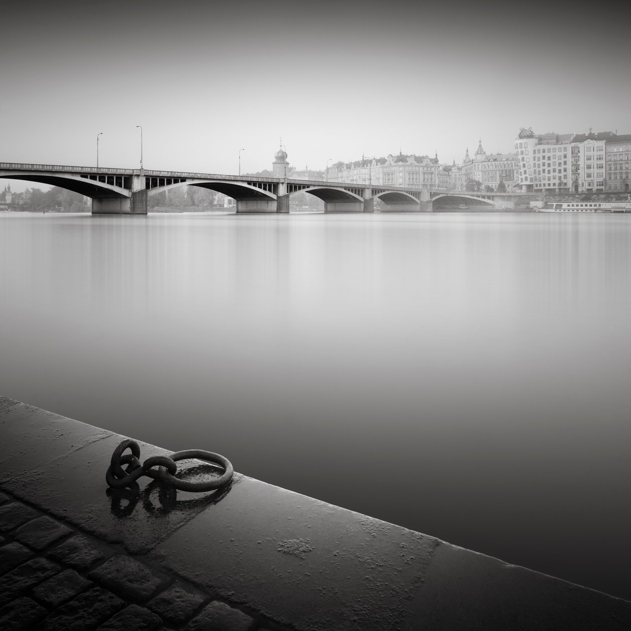 Vltava River Study, Praha, Tsjekkia, 2015 (s/hvitt-bilde) av Leopold Blonder