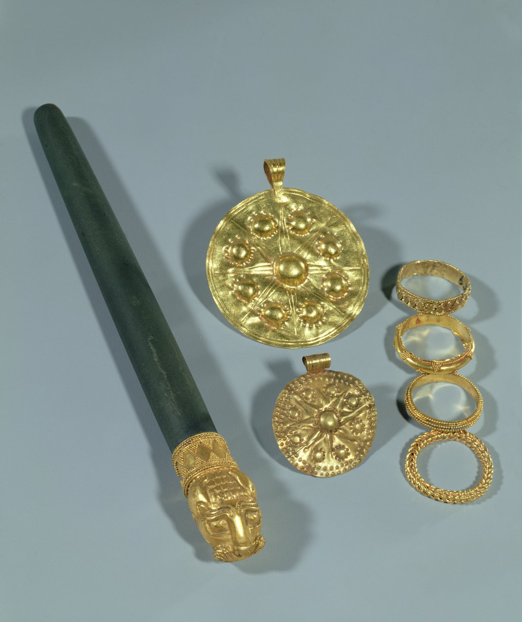 Bryne og ringer med granulert dekorasjon, Susa, Iran, Elamittperiode, ca. 1150 f.Kr. (gull) av Unbekannt