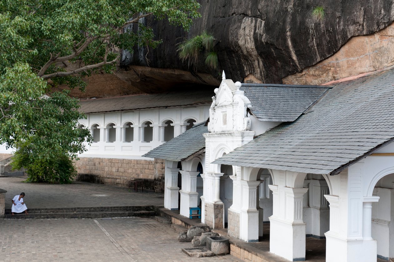 Hvit bygning under en fjellvegg; hule tempel; Golden Temple; Dambulla; Sri Lanka; Asia av Unbekannt