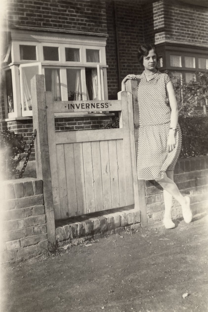 Kvinne utenfor Inverness B&B, Broadstairs, Kent, ca 1920-tallet av Unbekannt