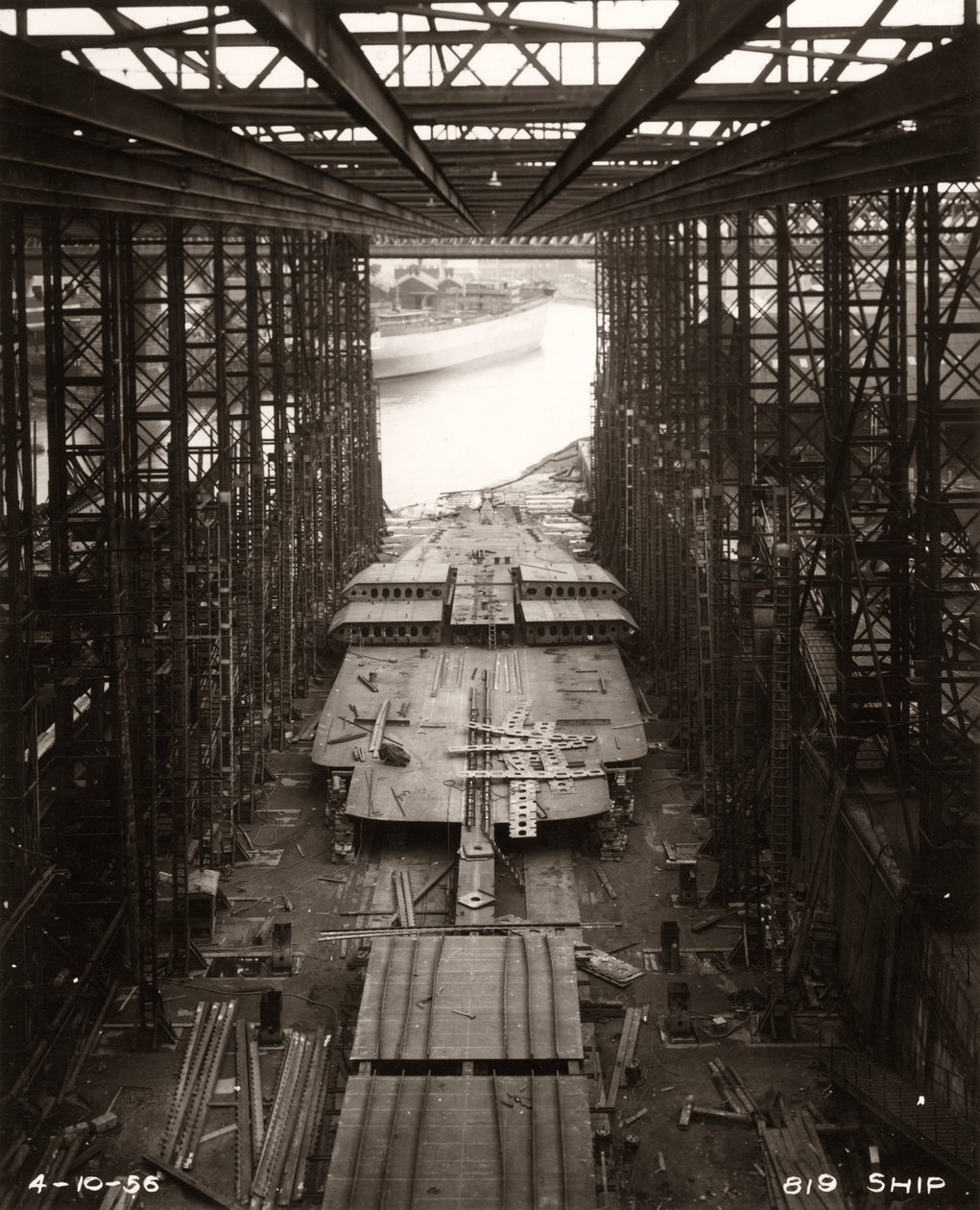 Arbeidet starter på den doble bunnen av ‘Northbank’ ved verftet til William Doxford & Sons, Sunderland, 4. oktober 1956 (s/hv-bilde) av Unbekannter Künstler