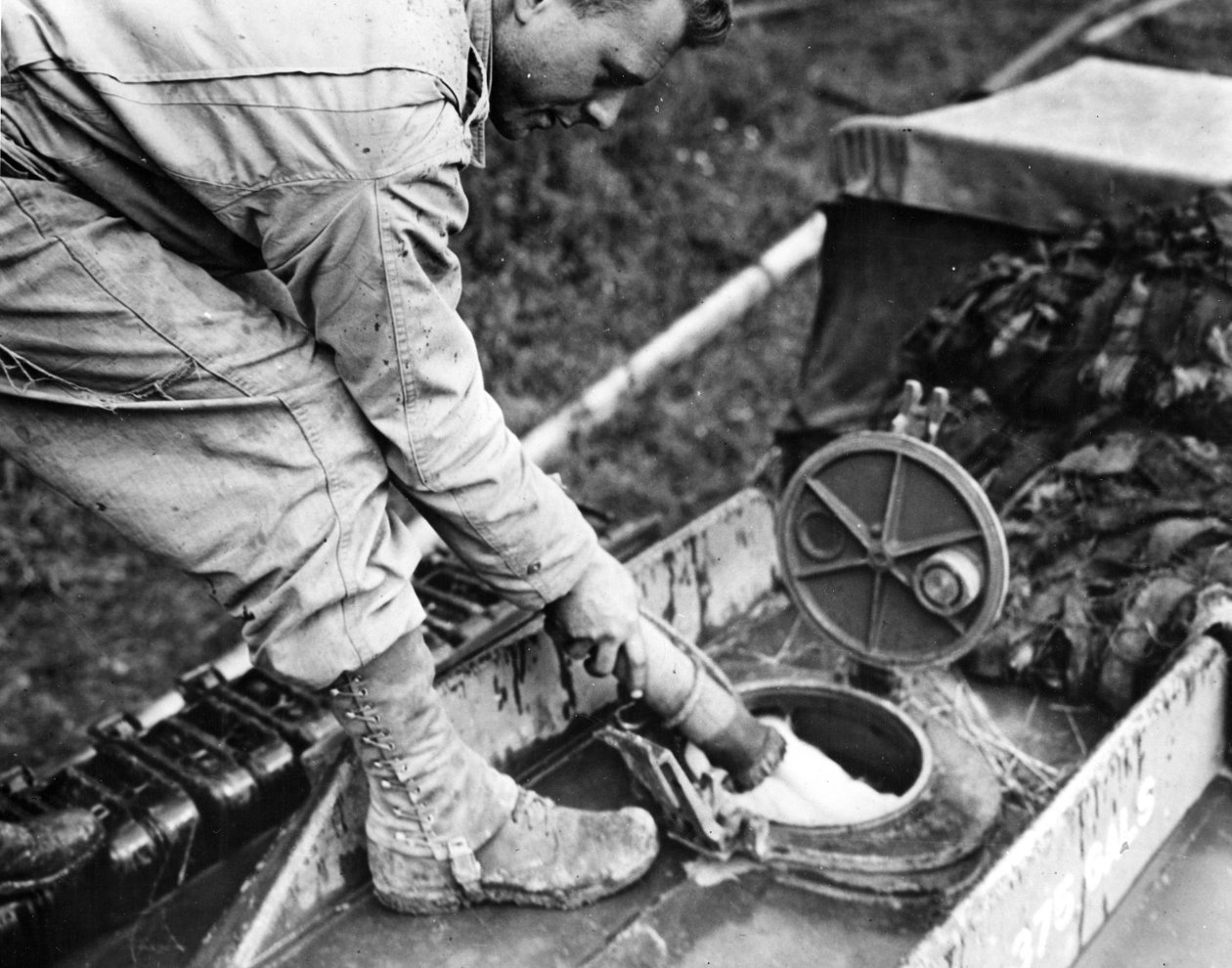 Andre verdenskrig (2. verdenskrig) (1939–1945) - Andre verdenskrig (2. verdenskrig eller 2. verdenskrig): Normandie (Frankrike) Sommer 1944: På en bensinstasjon fyller en soldat fra et amerikansk transportselskap drivstoff tanken til en GMC-tanker av Unbekannt
