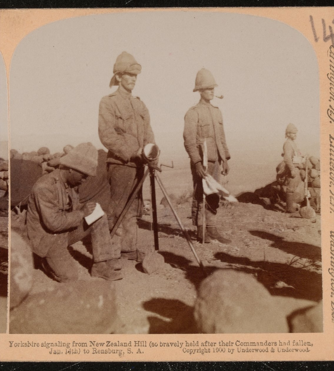 Yorkshire Regiment heliografteam som signaliserer fra New Zealand Hill, Boer War av Underwood and Underwood