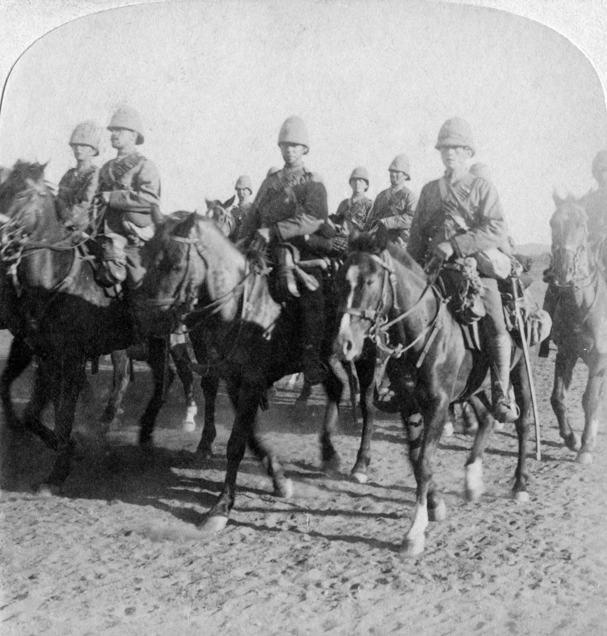 10. husarer etter å ha avvist et boerangrep, Colesberg, Sør-Afrika, 4. januar 1900. av Underwood and Underwood