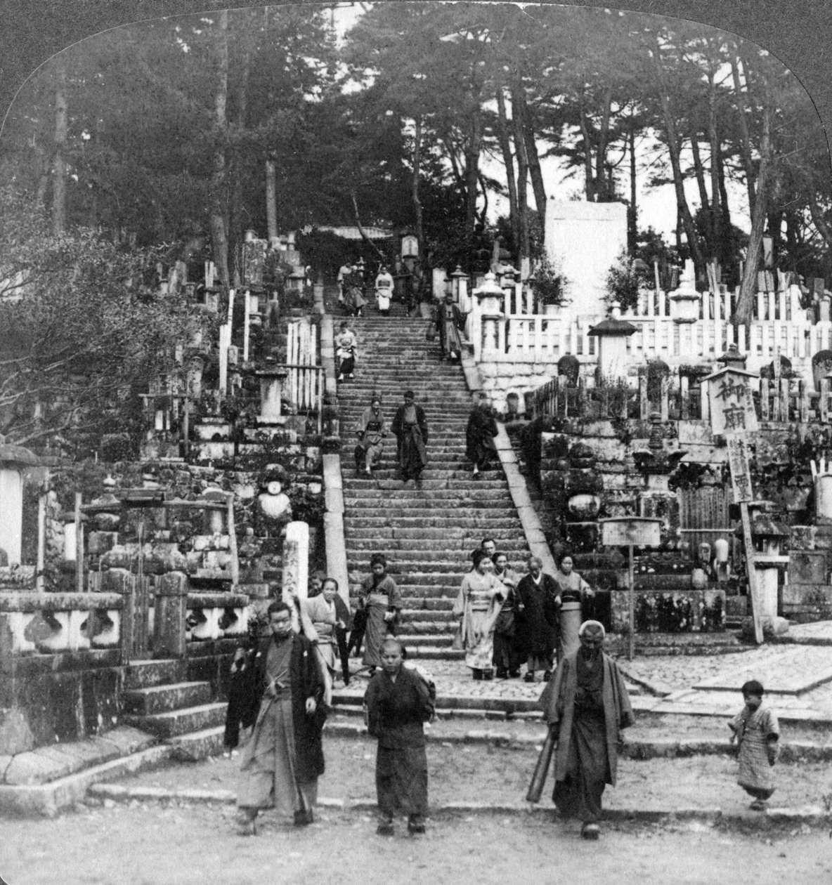 En buddhistisk kirkegård nær Kurodani-klosteret, Kyoto, Japan, 1904. av Underwood and Underwood