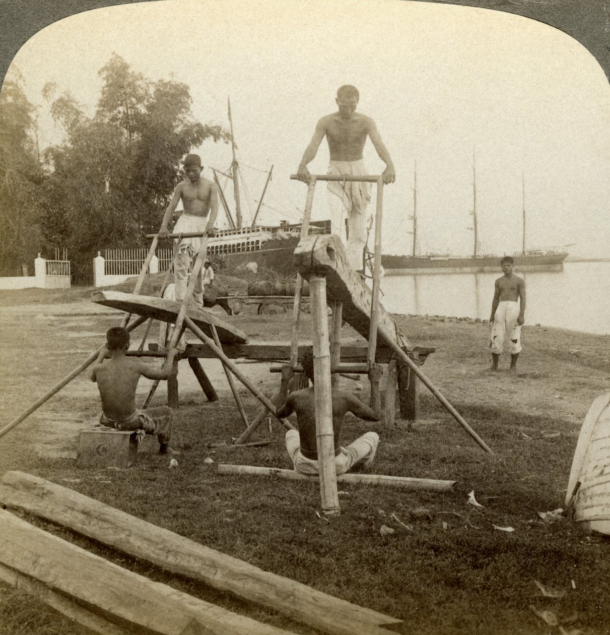 Et filippinsk sagbruk, Cebu, Filippinene. av Underwood and Underwood