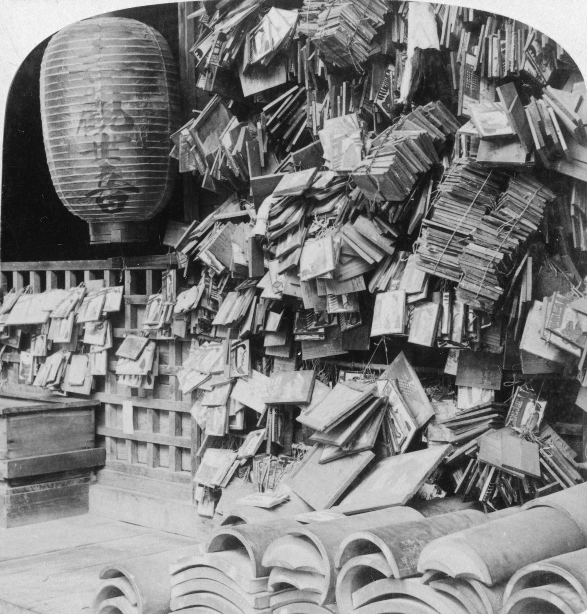 En bunt med buddhistiske bønner, Kina, 1896. av Underwood and Underwood