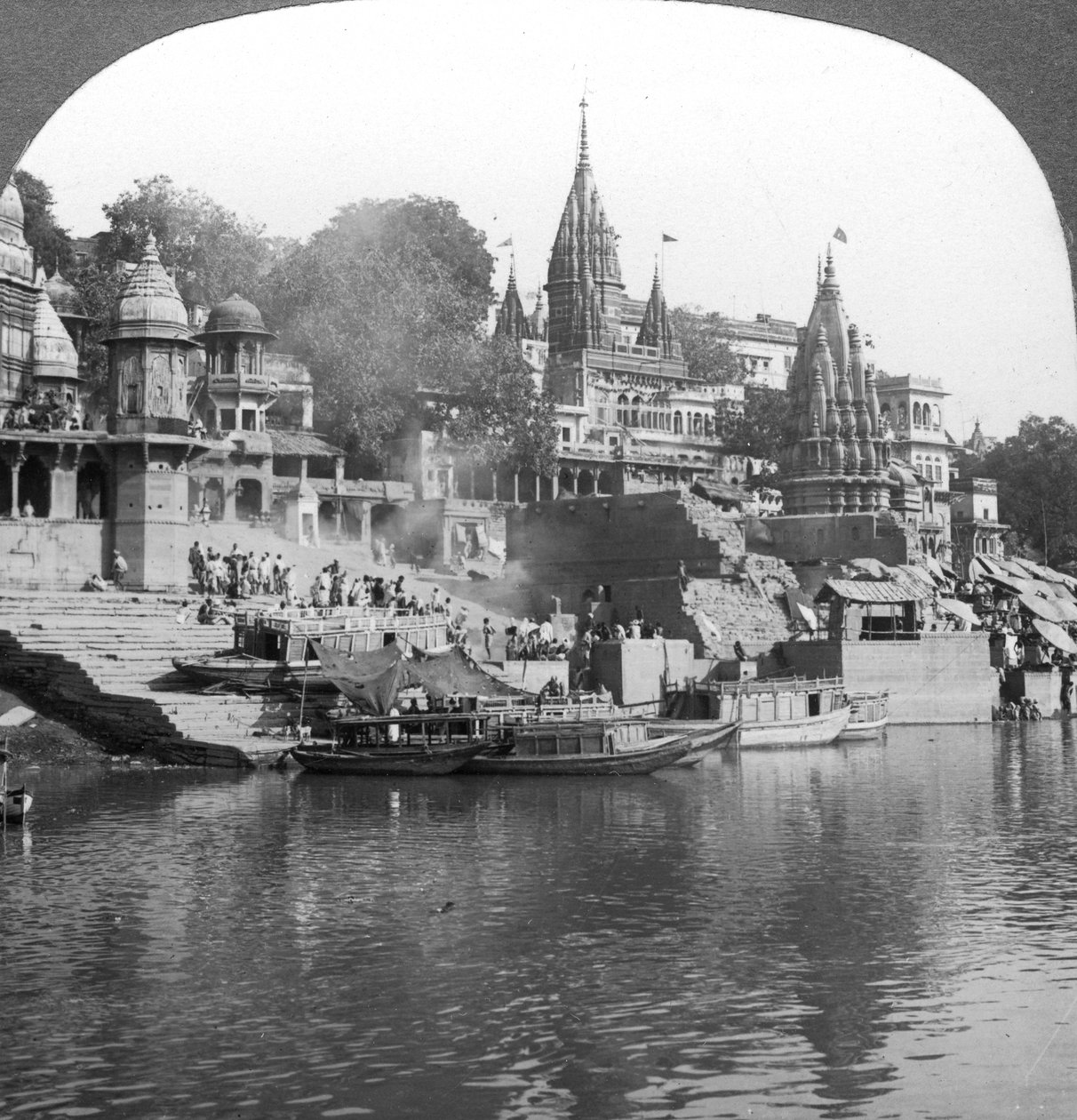 En brennende ghat på Ganges ved Benares Varanasi, India, 1900-tallet. av Underwood and Underwood