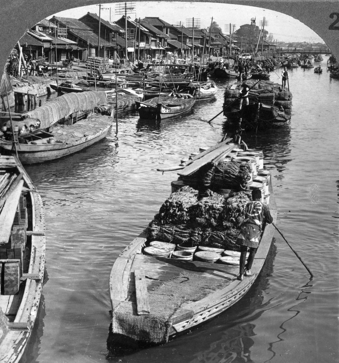 En travel godskanal i Tokyo, Japan, 1904. av Underwood and Underwood