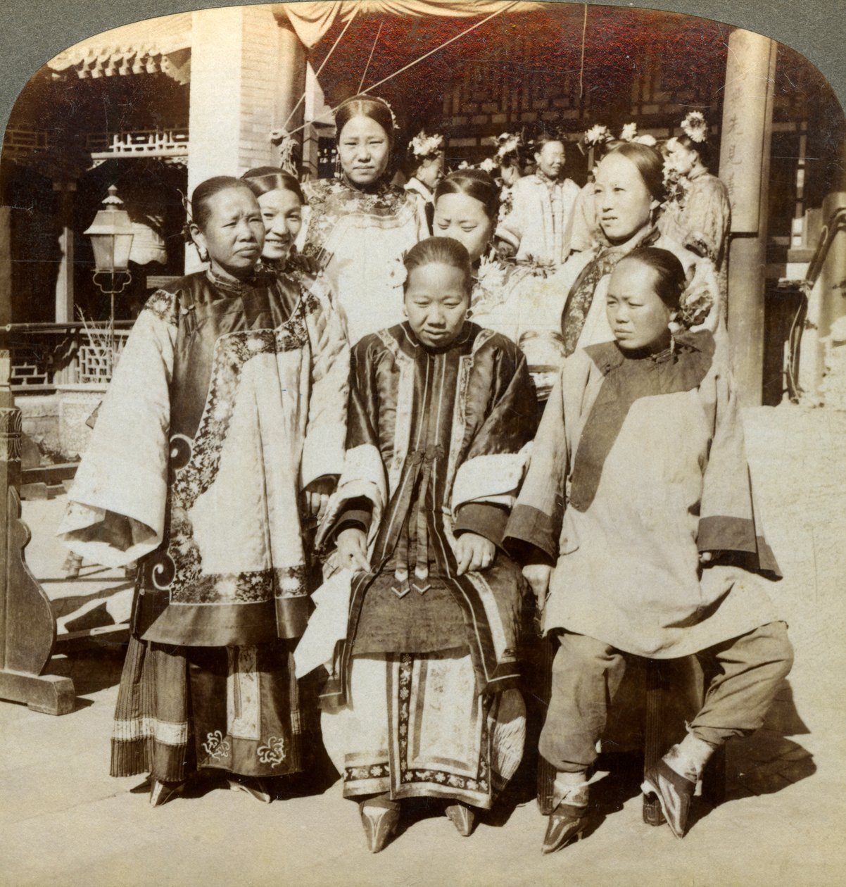 En gruppe kvinner på gårdsplassen til et velstående kinesisk hus, Peking, Kina, 1902 av Underwood and Underwood