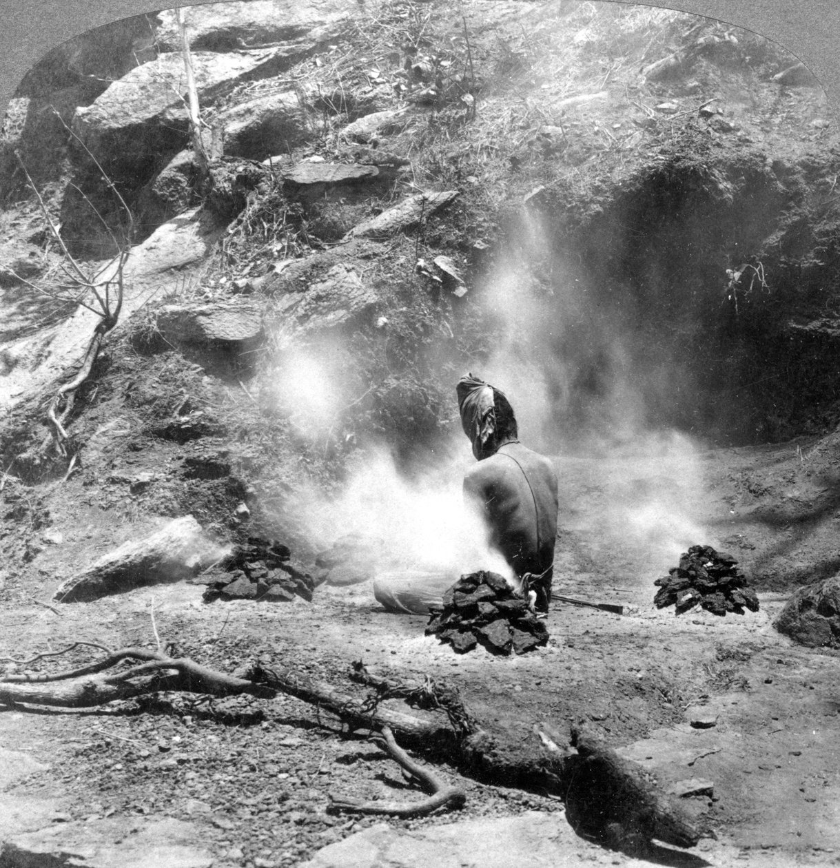 En eremitt som gjør bot ved Gem Lake, Mount Abu, India, 1903. av Underwood and Underwood