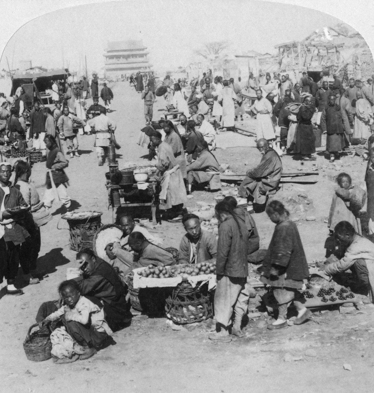 Et marked i Tartar nordlige by, med utsikt mot Drum Tower, Peking Beijing, Kina, 1901 av Underwood and Underwood
