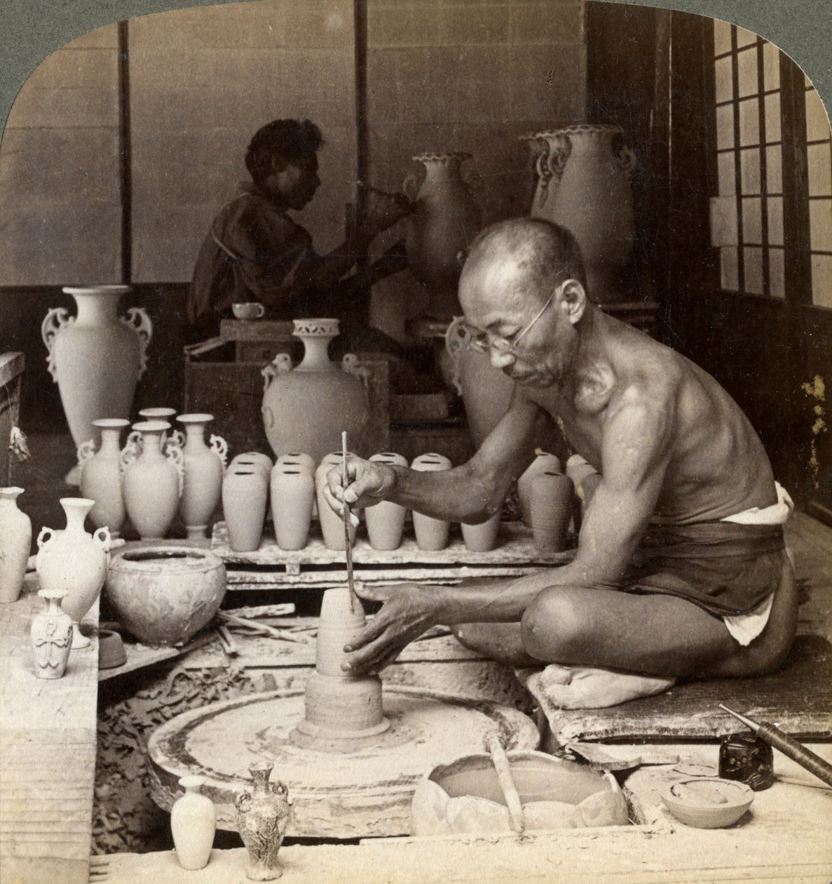 En keramiker og hjulet hans, lager en vase av Awata-porselen, Kinkosan Works, Kyoto, Japan, 1904 av Underwood and Underwood
