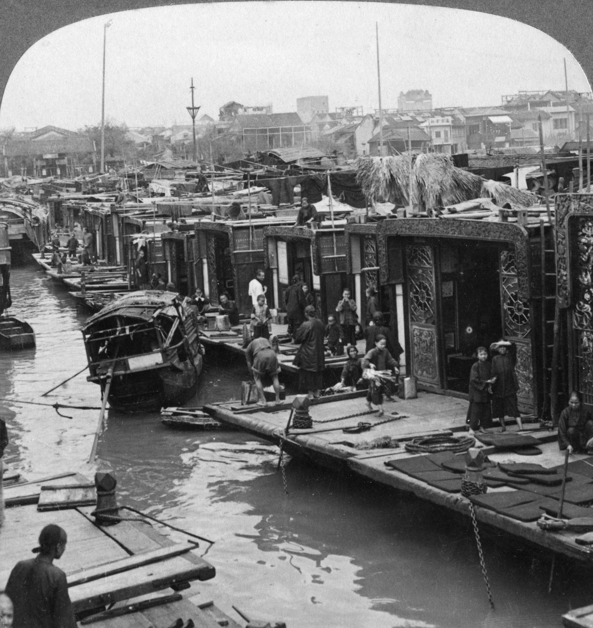 En gate med blomsterbåter, Kanton, Kina, 1900. av Underwood and Underwood