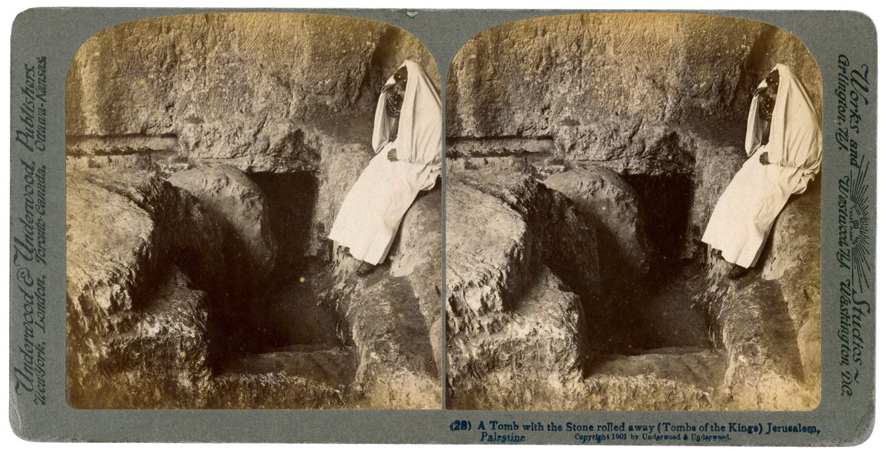 En grav med inngangssteinen rullet bort, Jerusalem, 1901 av Underwood and Underwood