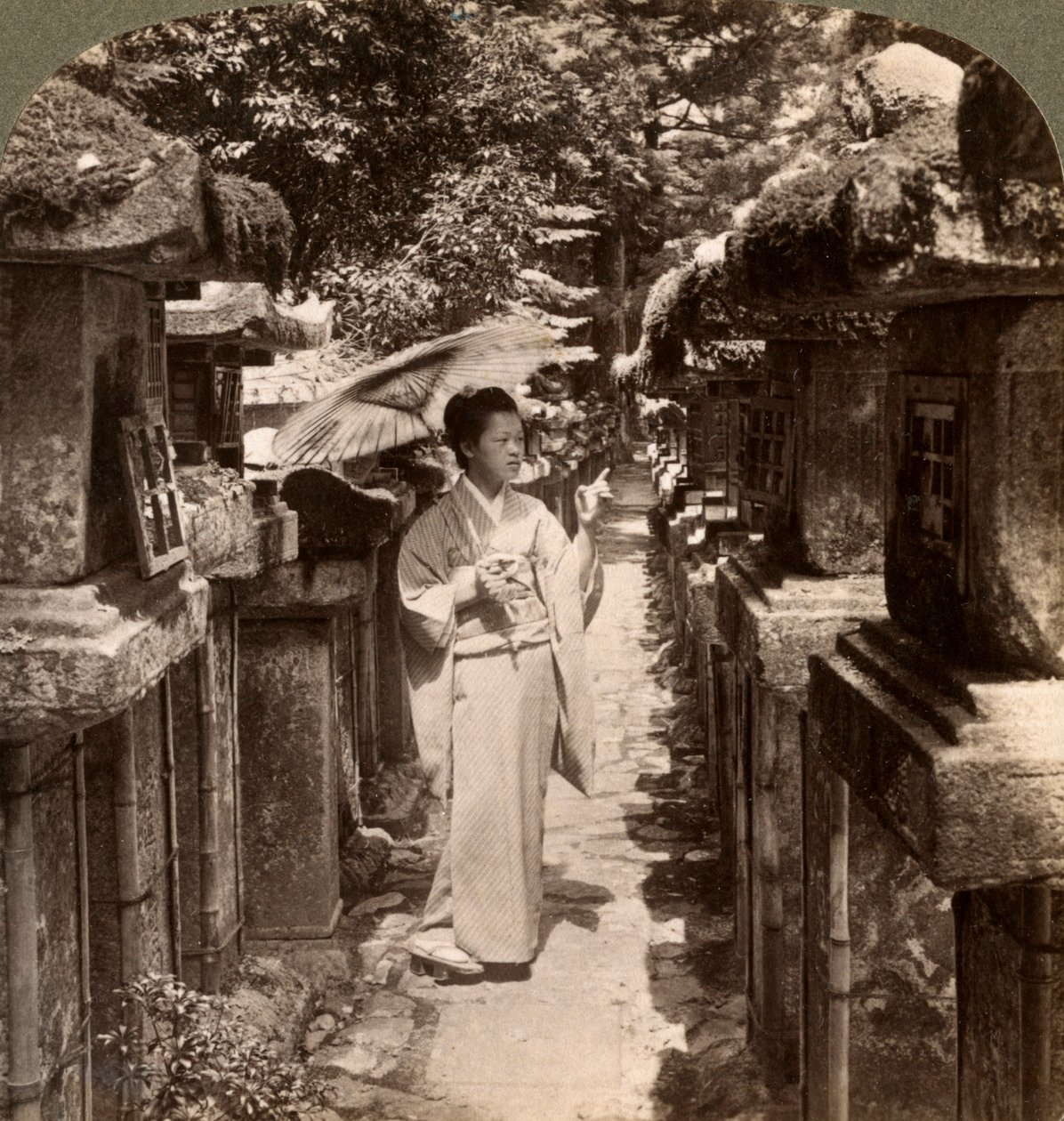 En kvinnelig Shinto-tilhenger som teller steinlyktene, Kasuga-helligdommen, Nara, Japan, 1904. av Underwood and Underwood