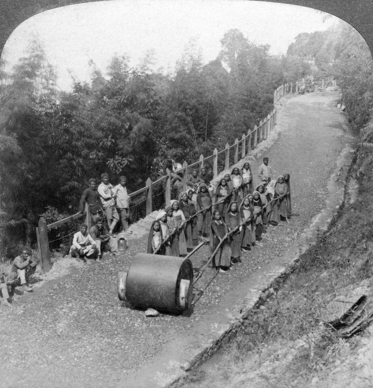 Et kvinnearbeidsteam på Darjeeling-motorveien, India, 1903. av Underwood and Underwood