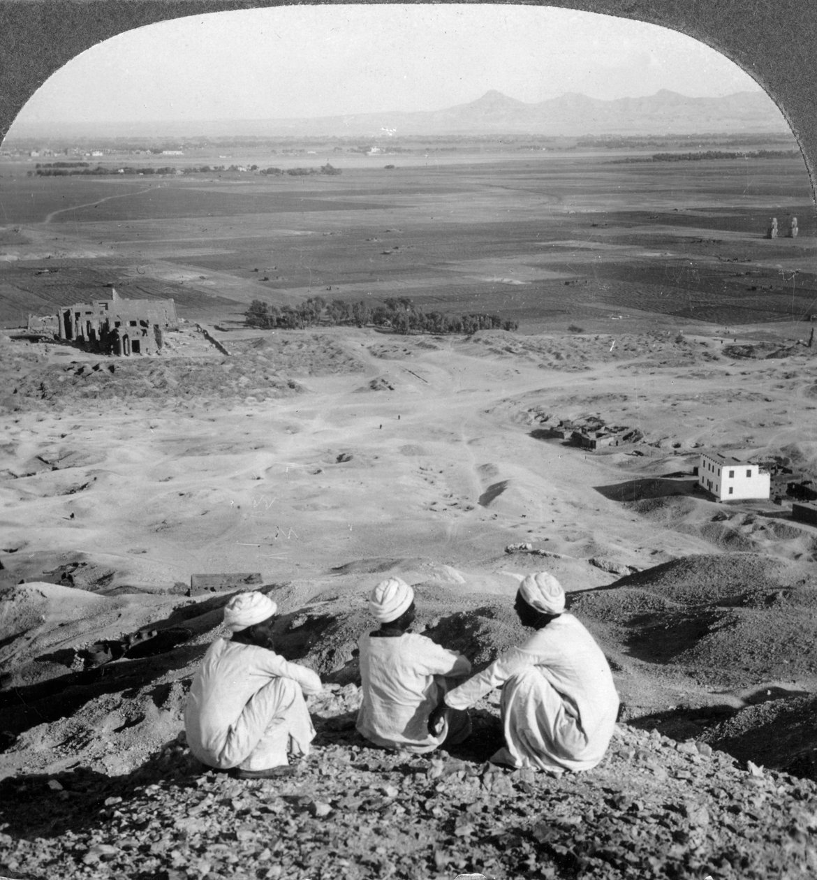 Tvers over Theben-sletten og forbi Memnon-statuene fra klippene, Egypt, 1905. av Underwood and Underwood
