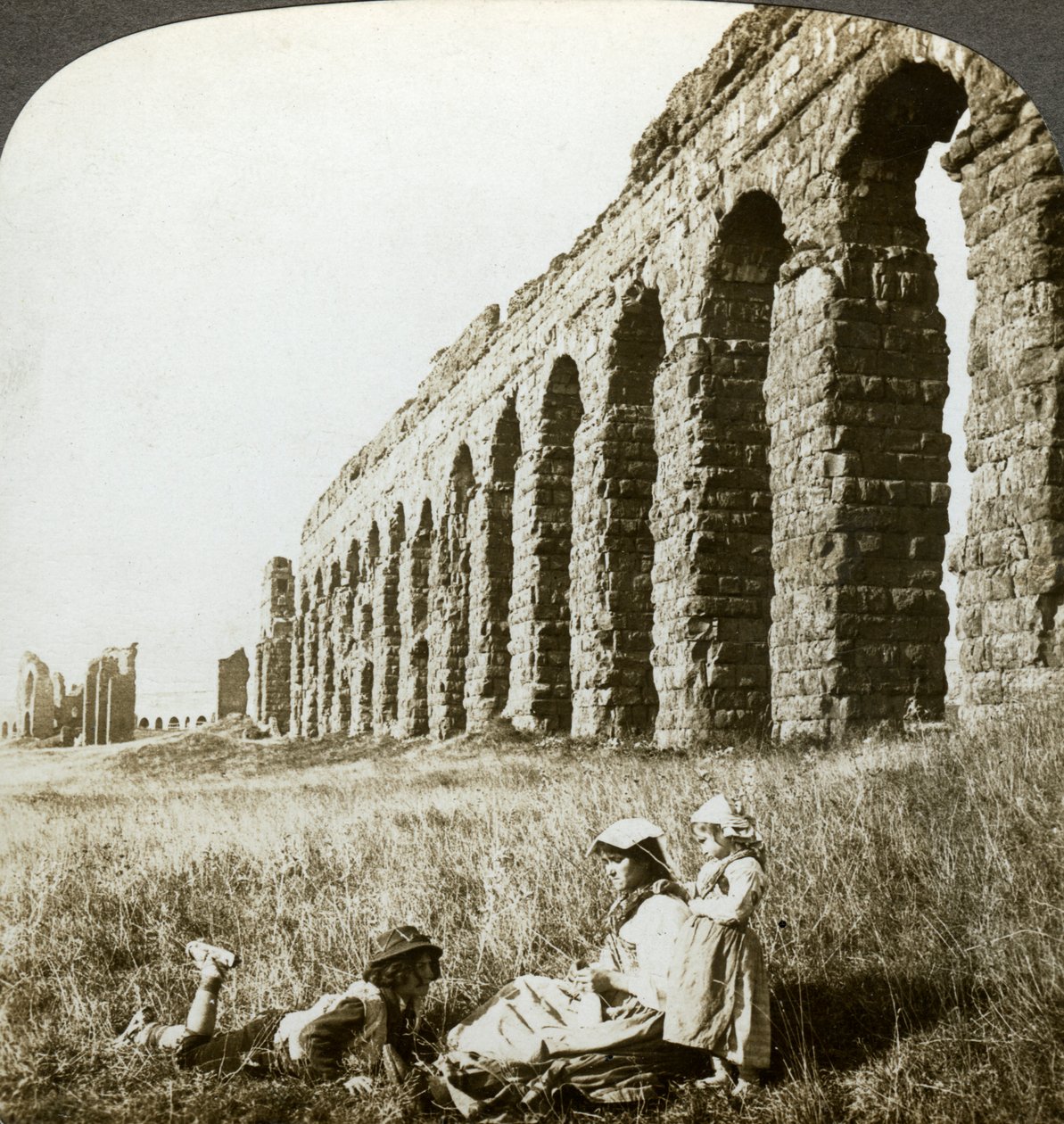 Akvedukten til Claudius og Campagna, Roma, Italia. av Underwood and Underwood