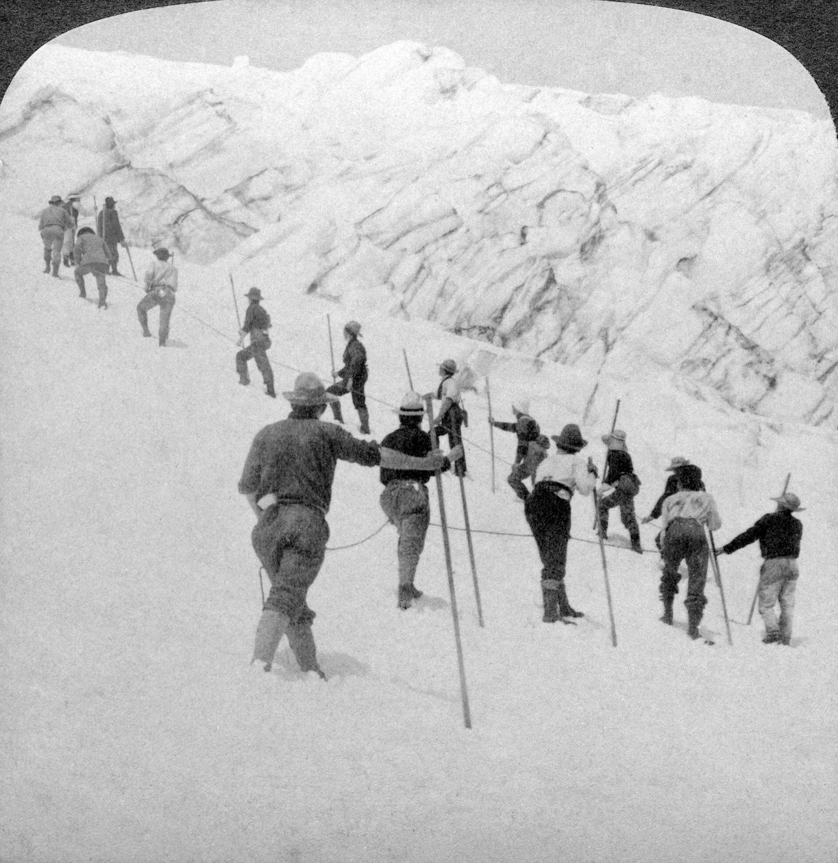 Oppover et bratt snøfelt, Stevens Glacier, Mount Rainier, Washington, USA. av Underwood and Underwood