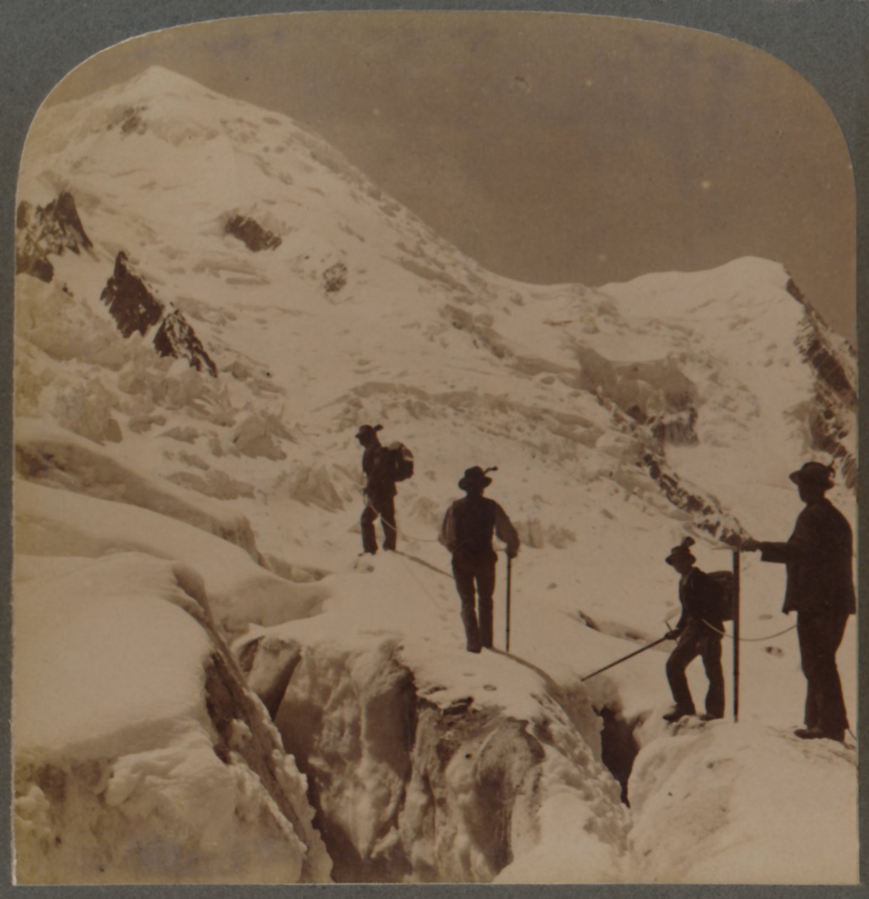 Bestigning av Mt. Blanc - kryssing av Bossons-breen - Grands Mulets i avstand, Alpene, 1901. av Underwood and Underwood