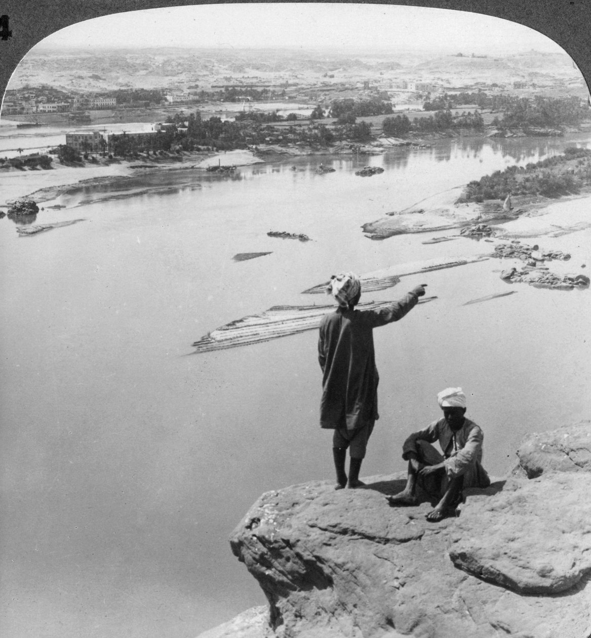 Aswan og øya Elephantine sett fra de vestlige klippene, Egypt, 1905. av Underwood and Underwood