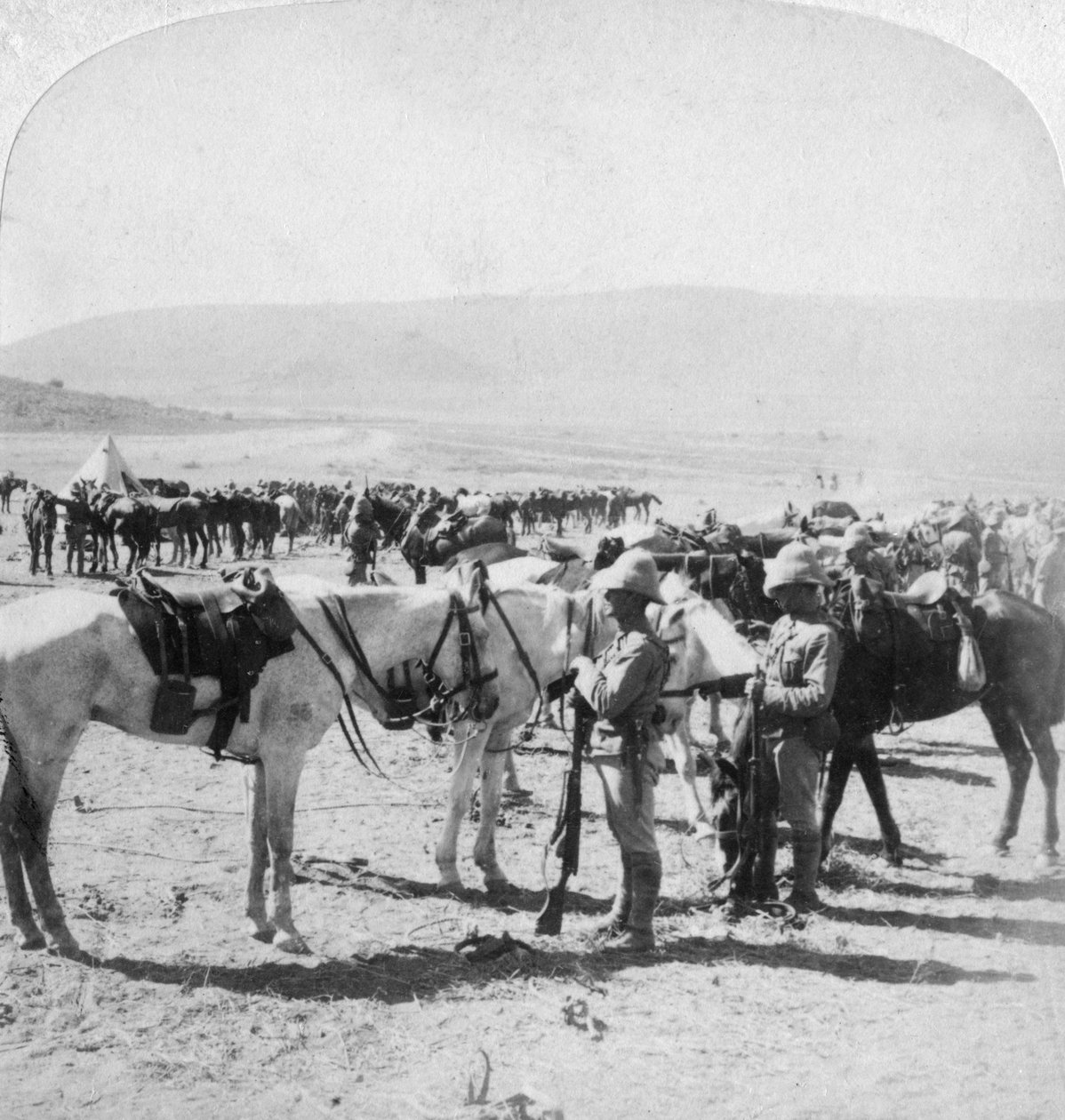 Australian Mounted Rifles etter en trefning ved Modder River, Sør-Afrika, 12. januar 1900. av Underwood and Underwood