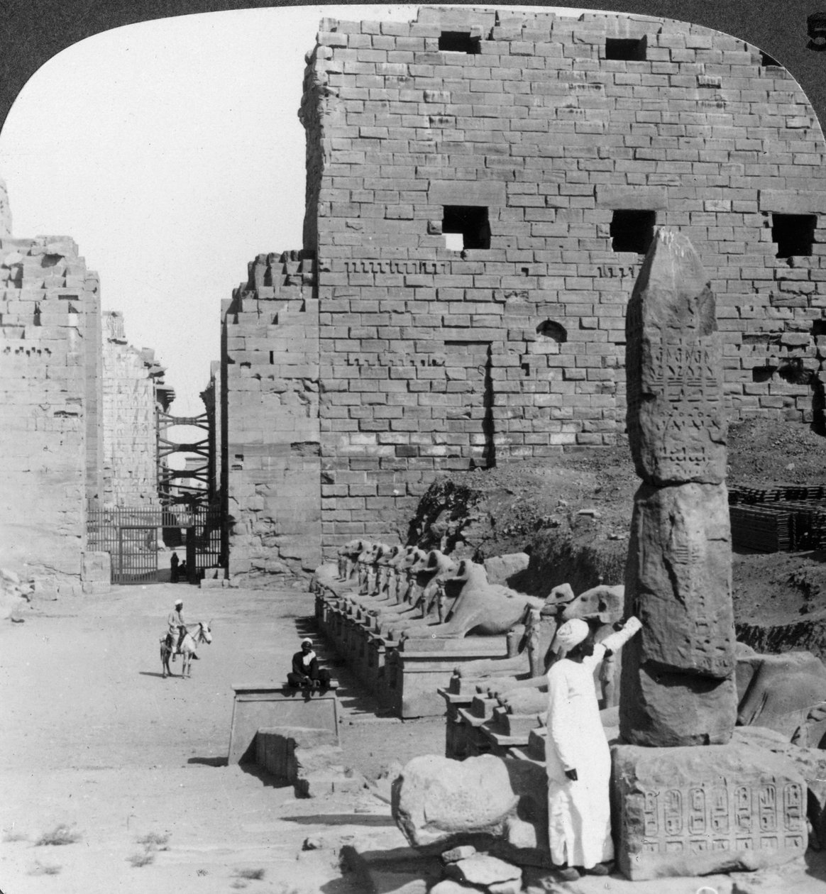 Avenue of hellige bilder etter utgraving, Karnak, Theben, Egypt, ca 1900 av Underwood and Underwood