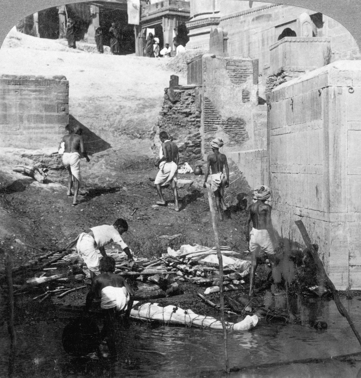Bading og brenning av hindudøde, Benares Varanasi, India 1903. av Underwood and Underwood