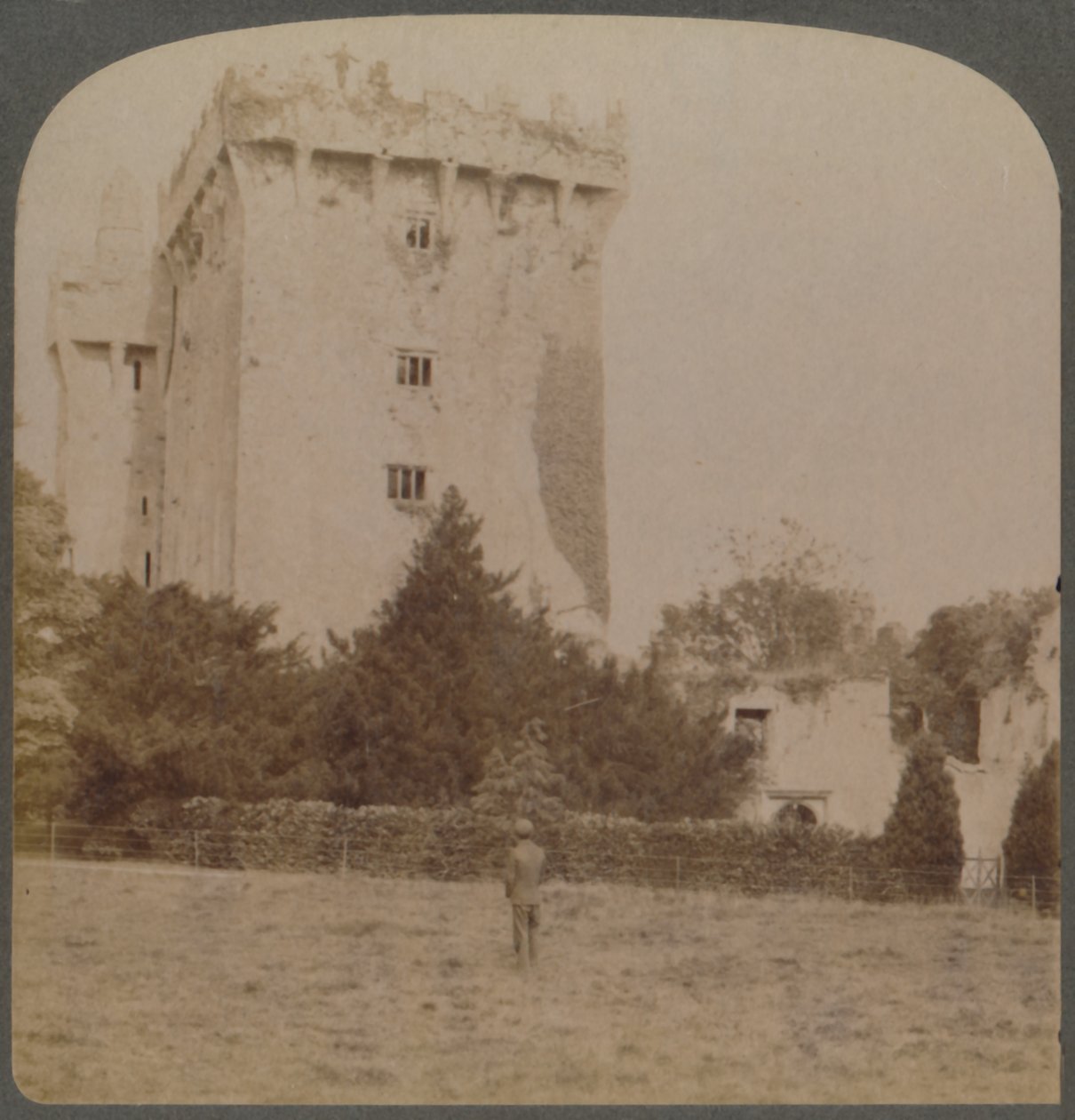 Blarney Castle, helligdommen for irsk vidd - nær Cork, Irland, 1901. av Underwood and Underwood