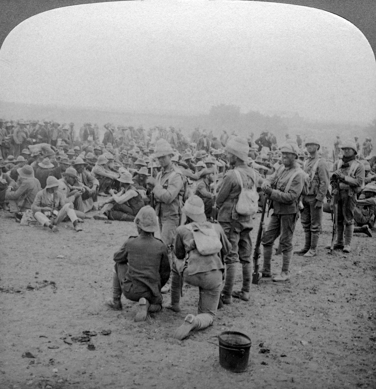 Boer-fanger hviler på veien fra Paardeberg til Modder River, Sør-Afrika, 1900-1902. av Underwood and Underwood