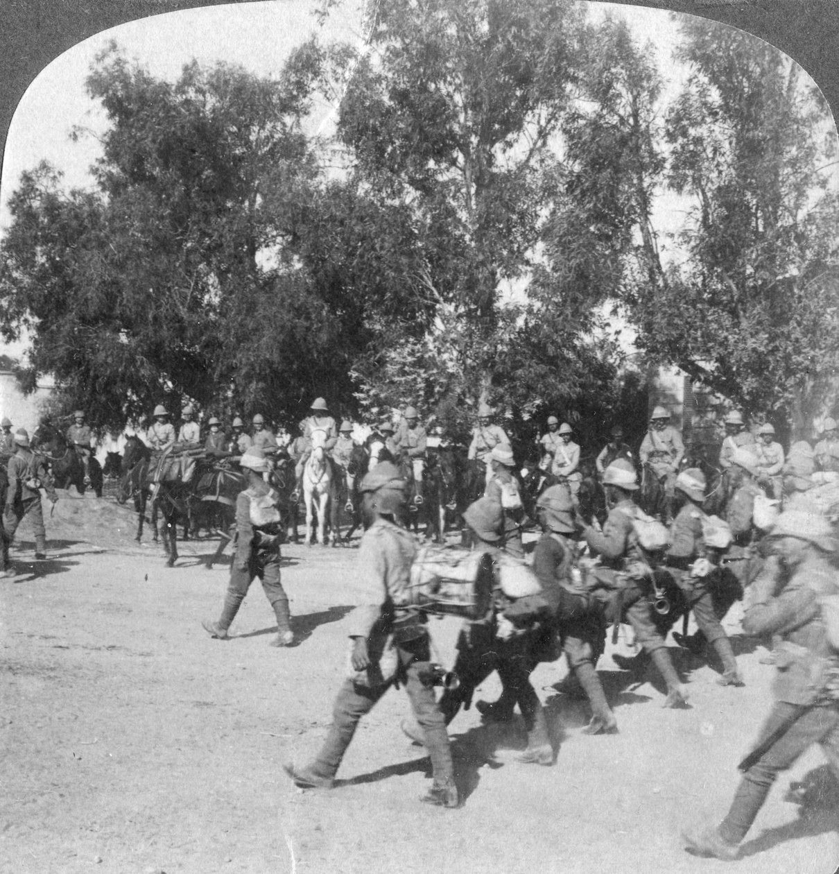 Britiske kommandanter gjennomgår tropper som kommer inn i Kroonstadt, Sør-Afrika, Boer War, 1901 av Underwood and Underwood