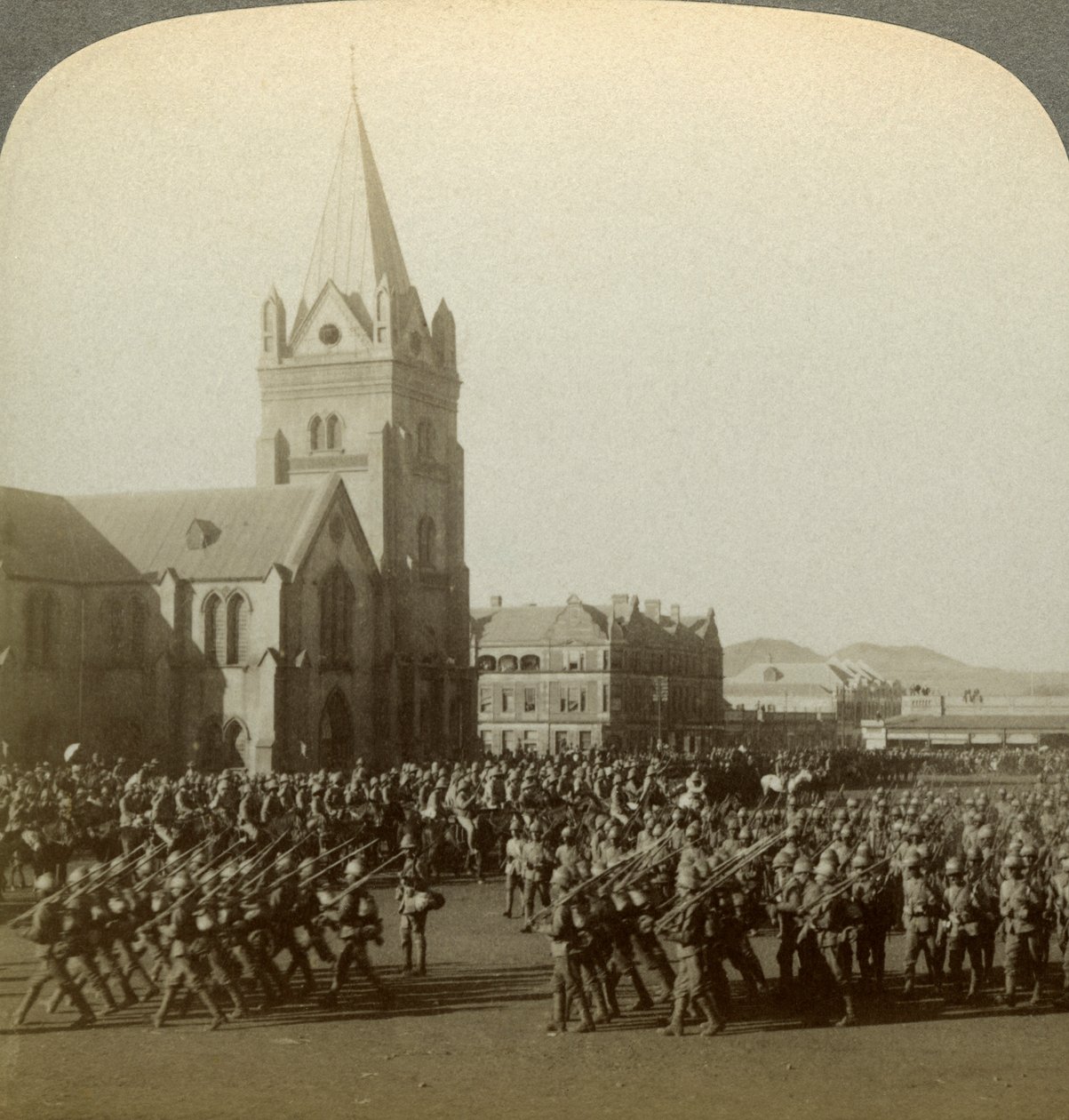 Britiske soldater anmeldt av Lord Roberts, Public Square, Pretoria, Sør-Afrika, Boer War, 1900. av Underwood and Underwood