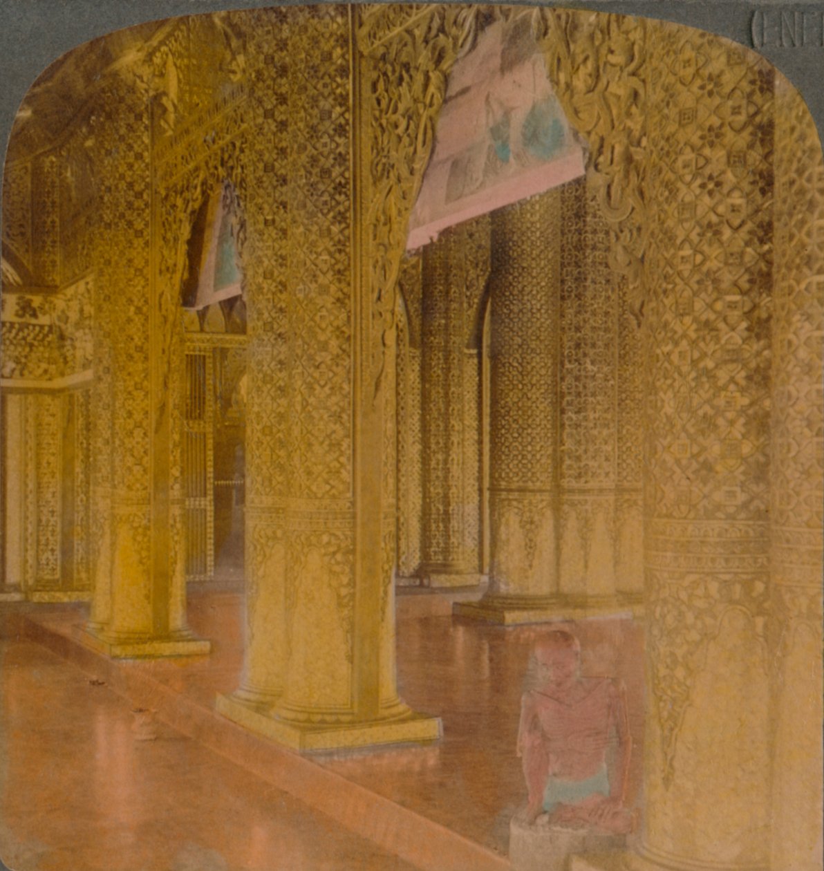 Buddhistisk tempelinteriør med kostbare dekorasjoner i gull og farger, Moulmein, Burma, 1907. Kunstnere: Elmer Underwood, Bert Elias Underwood. av Underwood and Underwood