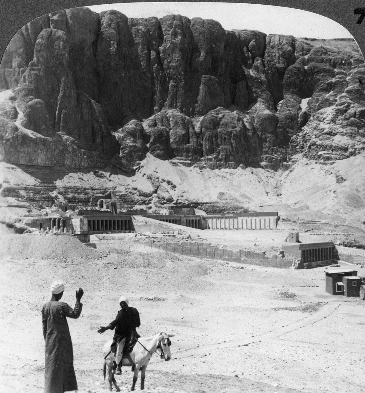 Begravet i evigheter - søyleterrasser av tempelet ved Deir-el-Bahri, Theben, Egypt, 1905. av Underwood and Underwood