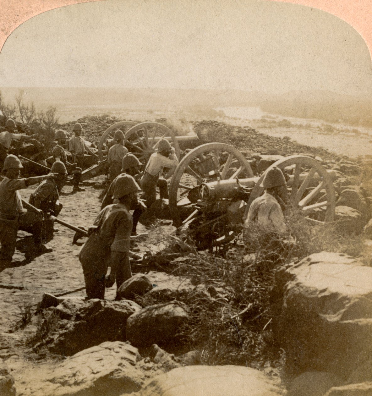 Cape Garrison-artilleri gjør det varmt for boerne over Modder-elven, Sør-Afrika, 1900 av Underwood and Underwood
