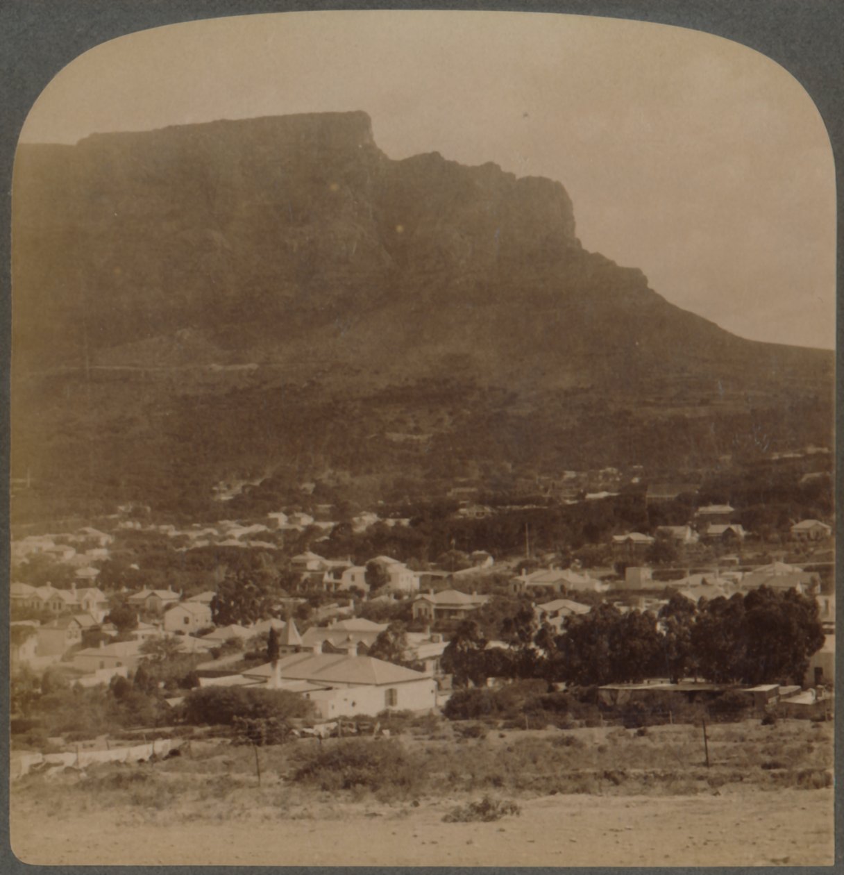 Cape Town og Table Mountain, vest for foten av Signal Hill, Sør-Afrika, 1902. av Underwood and Underwood